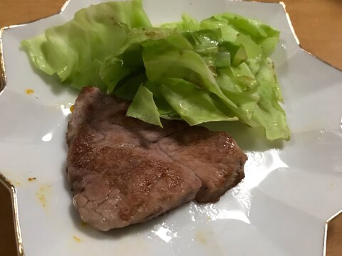 豚肉ソテーのキャベツ添え